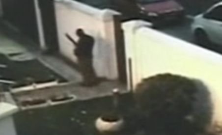 Descindere cu împuşcături: Imagini de la percheziţia casei lui Vîntu (VIDEO)