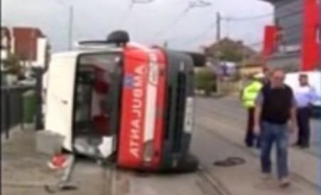 Timişoara. O ambulanţă în misiune, răsturnată de un şofer care nu a cedat trecerea (VIDEO)