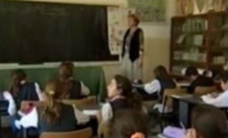 România, în pericol de a rămâne fără dascăli. 40 de profesori mureşeni şi-au dat demisiile din cauza reducerilor salariale (VIDEO)