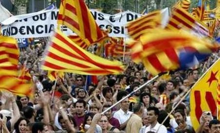 Un portret al regelui spaniol, ars în timpul unei manifestaţii pentru independenţa Cataluniei