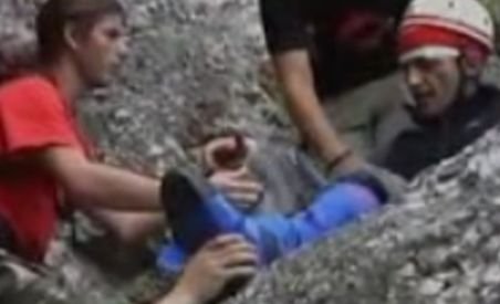 A scăpat cu viaţă, după ce a căzut într-o râpă din munţii Bucegi (VIDEO)