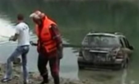 Prahova: Maşină de lux descoperită pe fundul unui lac (VIDEO)
