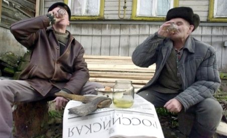 Ruşii nu-şi mai pot îneca amarul în alcool. Vânzarea de vodka, limitată în zone afectate de incendii