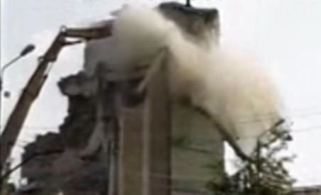 Demolare defectuoasă la Timişoara: Zidul unei fabrici a căzut peste staţia de troleibuz (VIDEO)