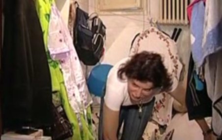 O poliţistă din Bucureşti locuieşte într-un beci de şapte ani (VIDEO)