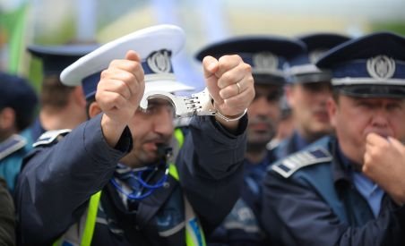Poliţiştii se tem pentru siguranţa lor şi anunţă proteste (VIDEO)