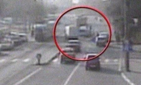 Pieton bătut de un şofer, după ce a traversat neregulamentar (VIDEO)