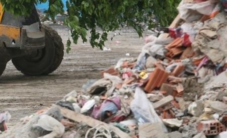 Şofer de camion, prins în timp ce descărca deşeuri periculoase în groapa de gunoi de la Glina 