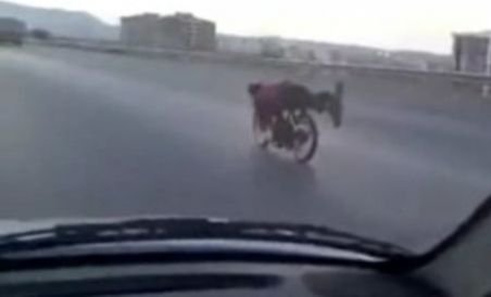 Un biciclist rulează cu 130 km/h, pe o autostradă din Maroc (VIDEO)