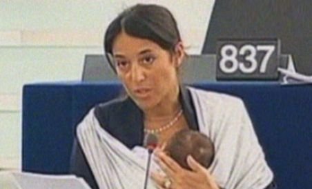 Discurs cu bebeluşul în braţe, în Parlamentul European (VIDEO)
