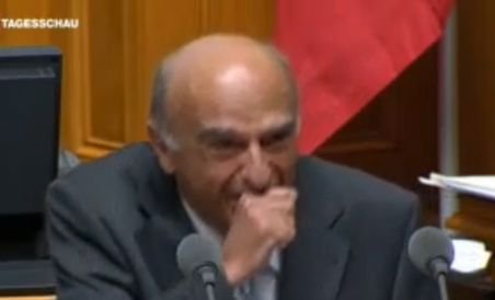 Ministrul elveţian de Finanţe nu se poate opri din râs la tribuna Parlamentului (VIDEO)