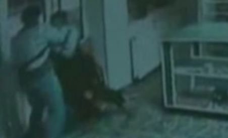 Imagini şocante. Lovit cu toporul în cap, în timpul unui jaf la benzinărie (VIDEO)