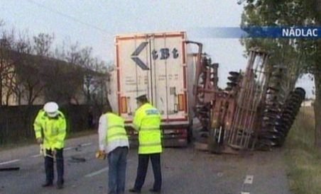 Ciocnirea dintre două TIR-uri şi un tractor a blocat circulaţia între Arad şi Vama Nădlac pentru patru ore (VIDEO)
