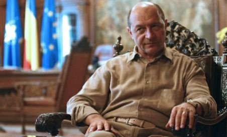 Traian Băsescu nu mai citeşte ziarele, dar administraţia a cheltuit peste 33.000 de euro pe achiziţii de presă, în 2010 (VIDEO)