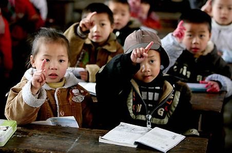 China. Un profesor a plătit o amendă de 35.000 de dolari pentru că are doi copii (VIDEO)