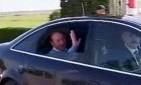 Coloana oficială a lui Traian Băsescu trebuie să oprească la semafor (VIDEO)