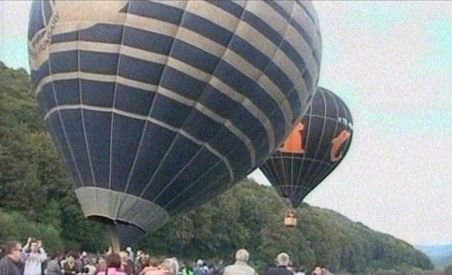 O tânără a fost cerută în căsătorie, la înălţime, într-un balon cu aer (VIDEO)