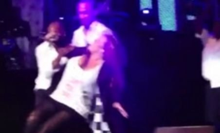 Mariah Carey a căzut pe scenă în timpul unei concert (VIDEO)