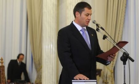 Traian Igaş a depus jurământul pentru şefia MAI. Băsescu: Deja ţi-ai uitat şeful? (VIDEO)