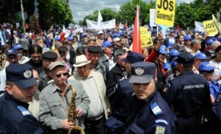 Protestatarii de la Ministerul Agriculturii au încercat să forţeze cordoanele de jandarmi (VIDEO)

