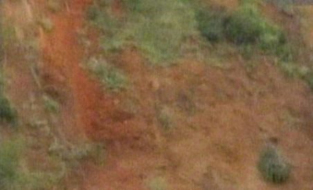 O uriaşă alunecare de teren care a făcut 30 de victime, surprinsă de un cameraman amator (VIDEO)