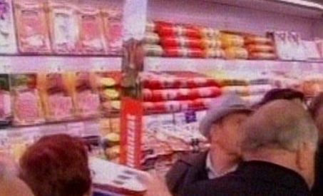 Îmbulzeală într-un hipermarket din Iaşi: Oamenii s-au înghesuit fără să ştie ce cumpără (VIDEO)