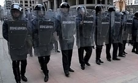 Poliţiştii din Ecuador l-au băgat pe preşedinte în spital, nemulţumiţi de reducerile salariale