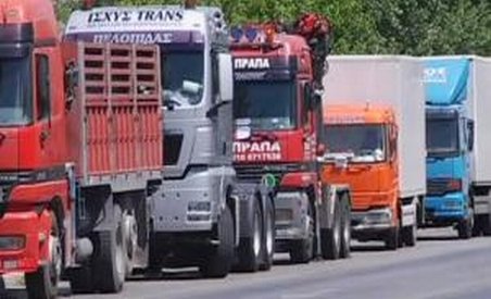 Grecia. Transportatorii rutieri îşi reiau lucrul, după trei săptămâni de grevă