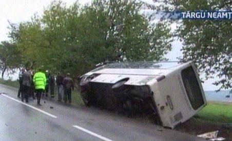 Infotrafic. Un autocar cu 12 pasageri s-a răsturnat în judeţul Neamţ