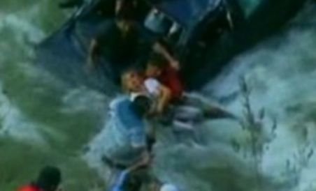 Salvare spectaculoasă în Peru: Cinci oameni, scoşi în viaţă dintr-un râu (VIDEO) 