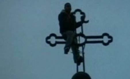 Iaşi. Un bărbat s-a urcat pe Catedrala Mitropolitană pentru a protesta că e şomer (VIDEO)