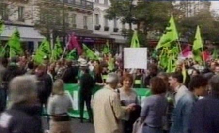 Peste 350.000 de persoane manifestează în Franţa împotriva reformei pensiilor