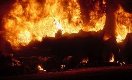 20 de camioane ale NATO au fost incendiate în Pakistan