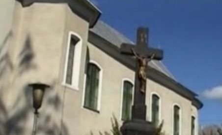 Două biserici din Maramureş au fost sparte: Hoţii au furat ciocolată (VIDEO)