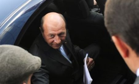Traian Băsescu a plecat la summit-ul Asia-Europa, în continuare fără escorta Poliţiei Rutiere (VIDEO)