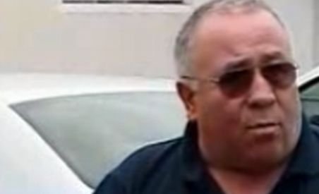 Un fost consilier local din Piteşti a urinat pe maşina poliţiei, după ce i s-a cerut să-şi mute autoturismul (VIDEO)