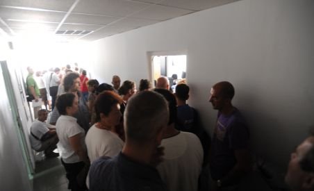 Coada umilinţei: Zeci de bolnavi din Arad au aşteaptat ore în şir pentru expertiza medicală anuală 