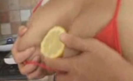 O asiatică stoarce o lămâie între sâni (VIDEO)