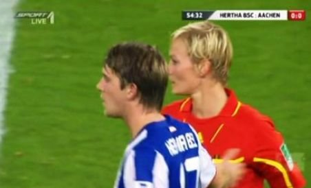Un jucător din Germania a pipăit "arbitra" pe sâni (VIDEO)