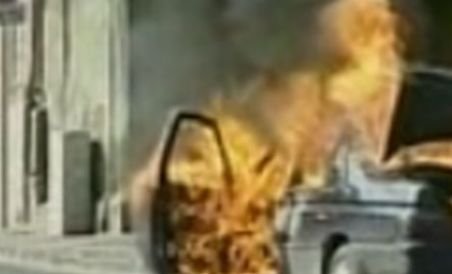 Un taxi din Timişoara a luat foc în parcarea firmei la care era înregistrat (VIDEO)