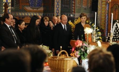 Elena Băsescu, condusă pe ultimul drum: Lideri PDL, Gigi Becali şi Bercea Mondialu', prezenţi la funeralii