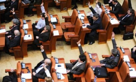 Parlamentarii absenţi votează legi în Camera Deputaţilor 
