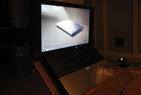 Asus a lansat în România celebrul NX90, primul laptop din lume cu două touch pad-uri (VIDEO)