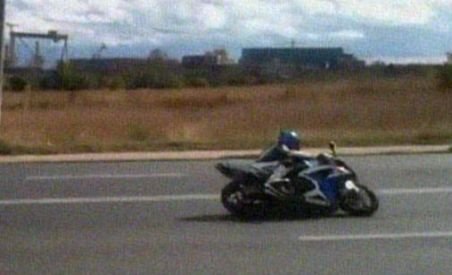 Motociclist teribilist: S-a accidentat încercând să-şi impresioneze prietenii (VIDEO)