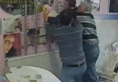 Tentativă de jaf la un magazin de bijuterii. Doi dintre cei trei hoţi au fost prinşi de angajaţi (VIDEO)
