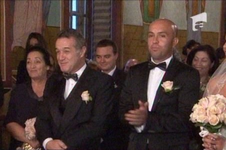 Gigi Becali face show la nuntă: A râs în timpul slujbei, a pălmuit acordeonistul şi a luat şoferul la mişto (VIDEO)