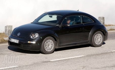 Noua generaţie Volkswagen Beetle, în primele imagini fără prea mult camuflaj (FOTO)