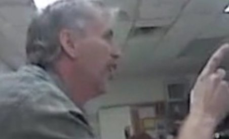 SUA. Un profesor a distrus mobilierul din sala de clasă, enervat la culme de elevi (VIDEO)