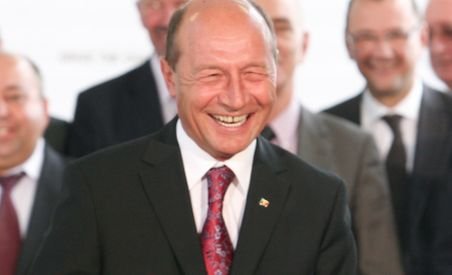 Băsescu i-a ironizat pe jurnalişti, de faţă cu Merkel: Oricum îmi critică engleza şi mie îmi place să fiu criticat (VIDEO)
