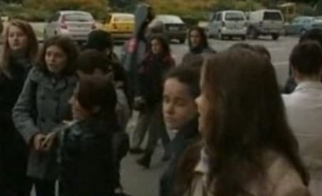 Braşov: Zeci de studenţi de la Drept, revoltaţi că pică în mod constant un examen (VIDEO)
